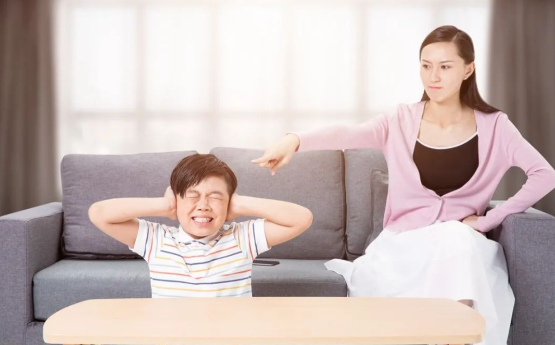 批评孩子最有效的5种技巧:低声比高声管用