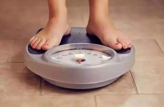 体重秤数字明明没超标，为何你照镜子时却觉得浑身是缺点？