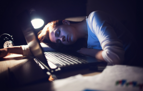 白天越累晚上越不想睡?3步测出补偿性熬夜与4大心理危机