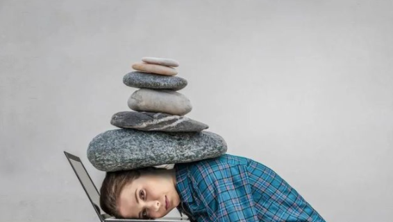为何总在关键节点做出相反选择？测透你的隐性行为脚本